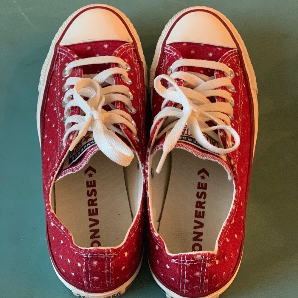 Converse 5/7. Red with white stars